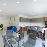 A Lovely 2br With Comfy Living Space & Balcony By 360 Estates Appartement *