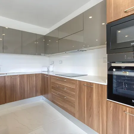 A Lovely 2br With Comfy Living Space & Balcony By 360 Estates *