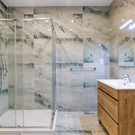 Apartament A Lovely 2br With Comfy Living Space & Balcony By 360 Estates *