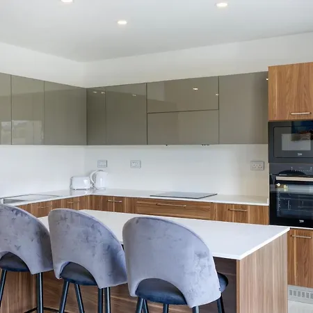 Apartament A Lovely 2br With Comfy Living Space & Balcony By 360 Estates *