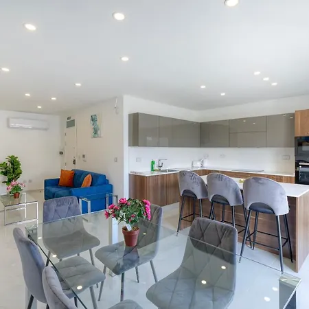 A Lovely 2br With Comfy Living Space & Balcony By 360 Estates Apartment *