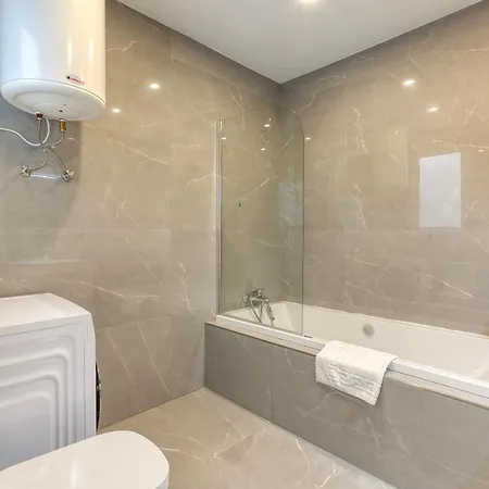 Apartament A Lovely 2br With Comfy Living Space & Balcony By 360 Estates *