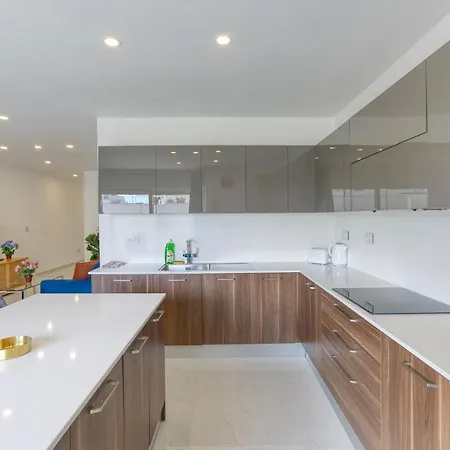 A Lovely 2br With Comfy Living Space & Balcony By 360 Estates Apartment *