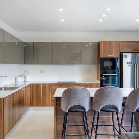 A Lovely 2br With Comfy Living Space & Balcony By 360 Estates *