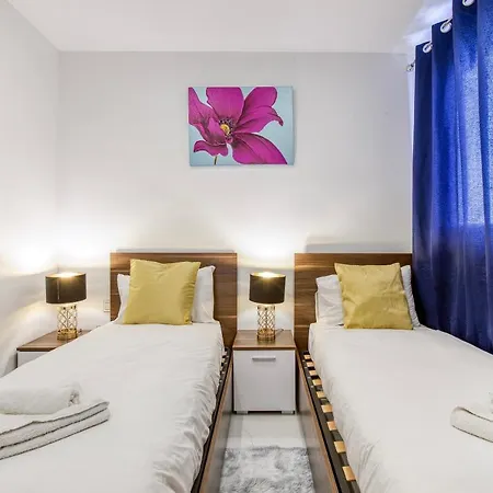 A Lovely 2br With Comfy Living Space & Balcony By 360 Estates Apartament