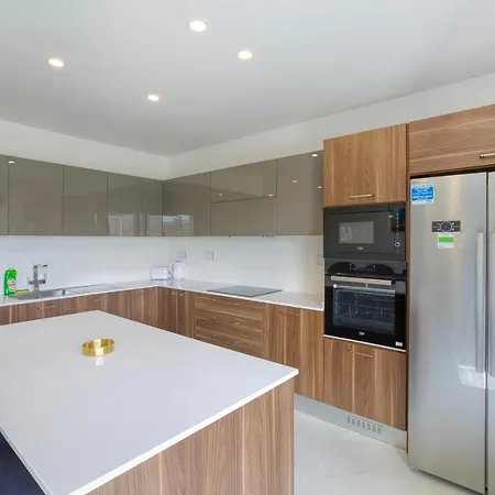 A Lovely 2br With Comfy Living Space & Balcony By 360 Estates *